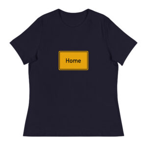 Ein Lockeres Damen-T-Shirt mit der Aufschrift „Home“ darauf.