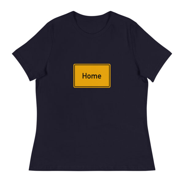 Ein Lockeres Damen-T-Shirt mit der Aufschrift „Home“ darauf.