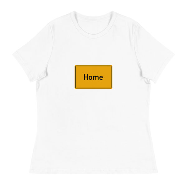 Ein weißes Lockeres Damen-T-Shirt mit dem Wort „home“ darauf.