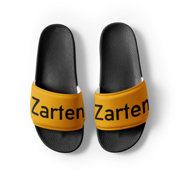 Ein Paar gelbe und schwarze Damen-Schlappen-Sandalen mit der Aufschrift zarten darauf.