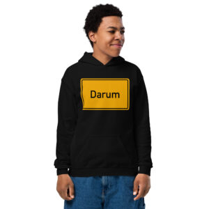 Ein jugendlicher Junge trägt einen schwarzen Heavy-Blend-Hoodie für Jugendliche mit der Aufschrift „darum“.