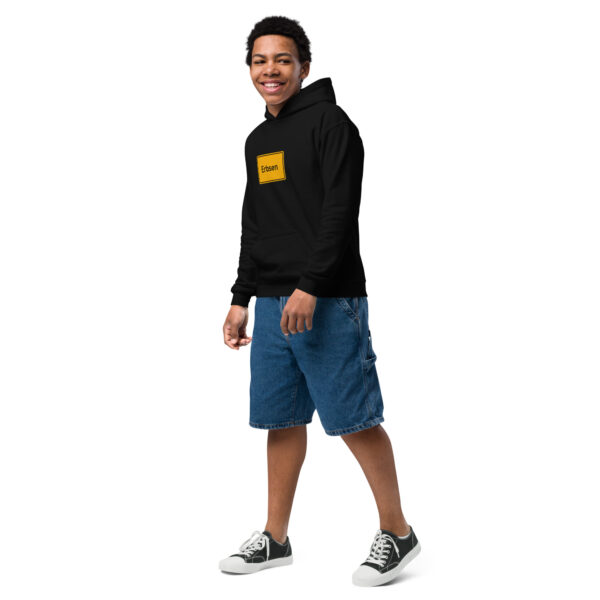 Ein Jugendlicher in einem schwarzen Heavy-Blend Hoodie für Jugendliche und Shorts.