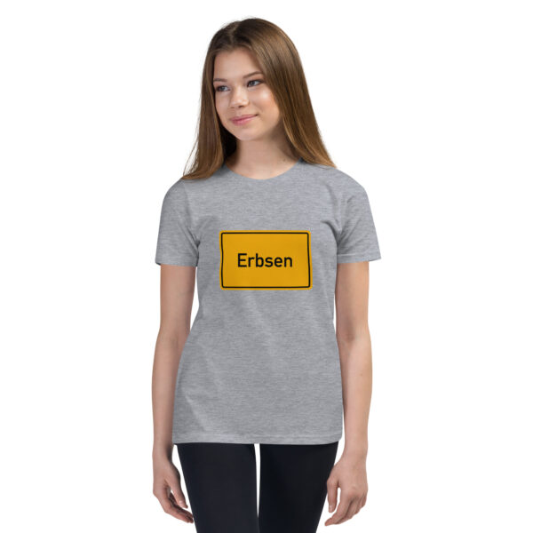 Ein kurzärmeliges T-Shirt für Kinder. Ein Mädchen trägt ein graues T-Shirt mit dem Wort „esen“ darauf.